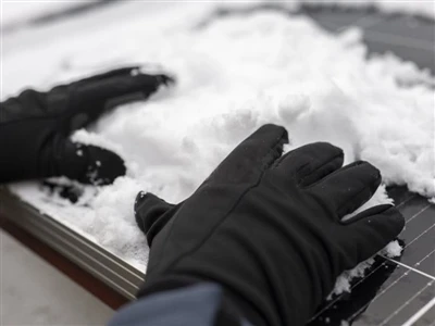 Mantenimiento de paneles solares en invierno para remolques de vigilancia móviles